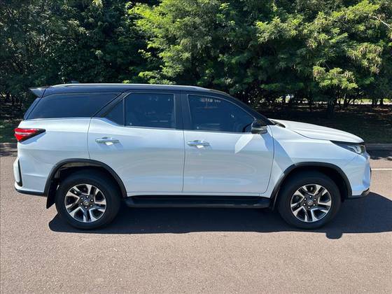 TOYOTA HILUX SW4 2.8 D-4D TURBO DIESEL DIAMOND 7L 4X4 AUTOMÁTICO
